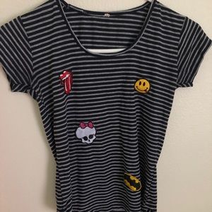 I’m selling this cute short sleeve shirt